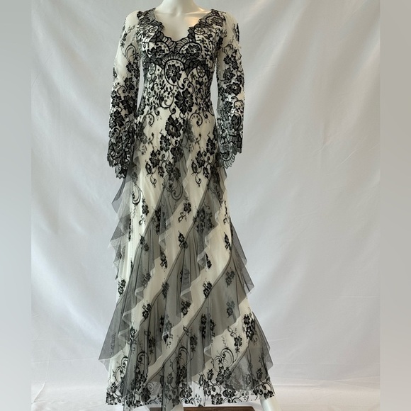 BCBG MaxAzria  Scalloped Lace Maxi Gown Size 0 Black& White NWT - Picture 5 of 13